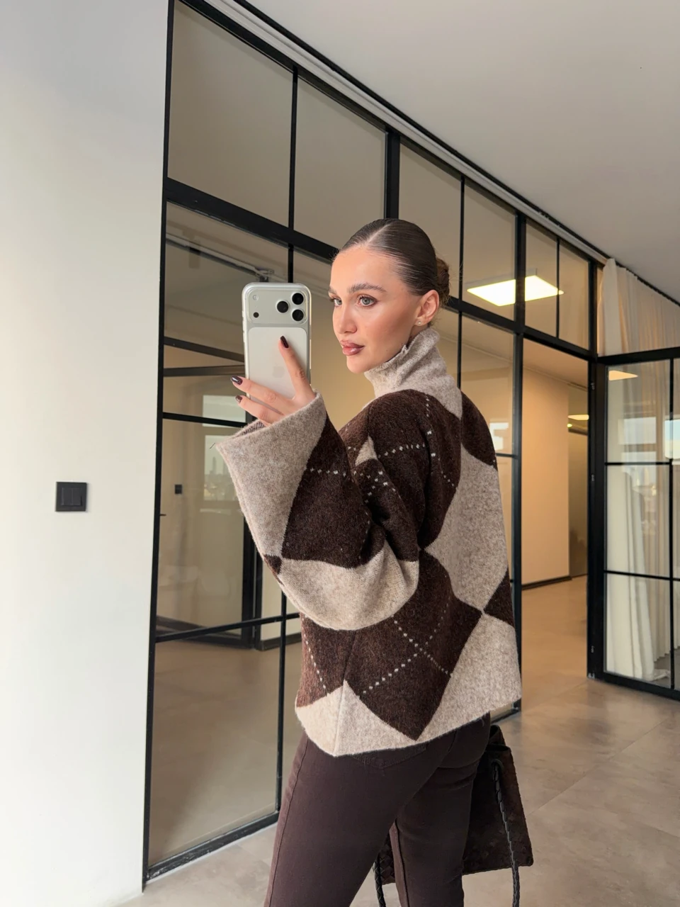 BAKLAVA DESENLİ DİK YAKA KAZAK