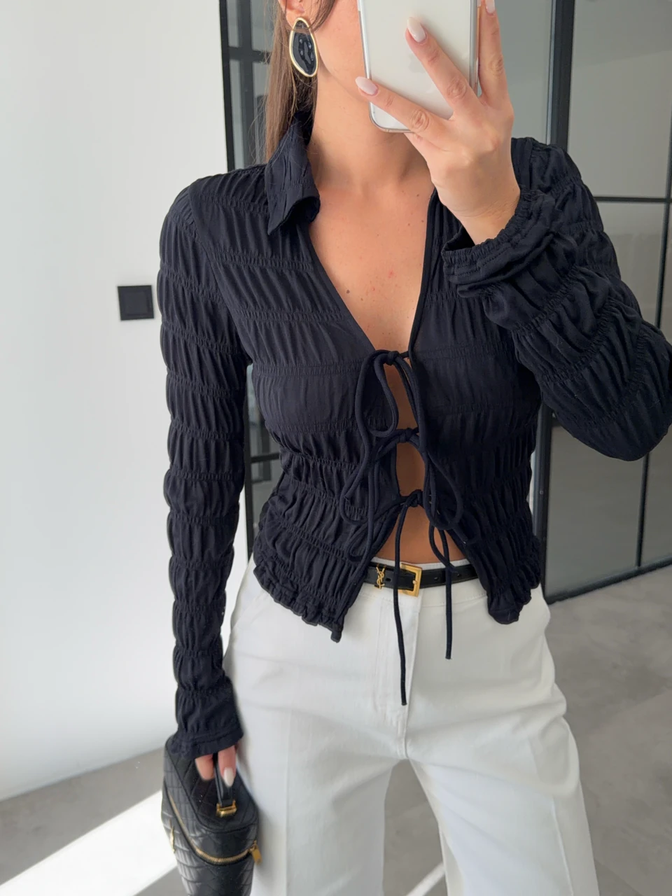 BÜZGÜLÜ YAKALI SİYAH BLUZ