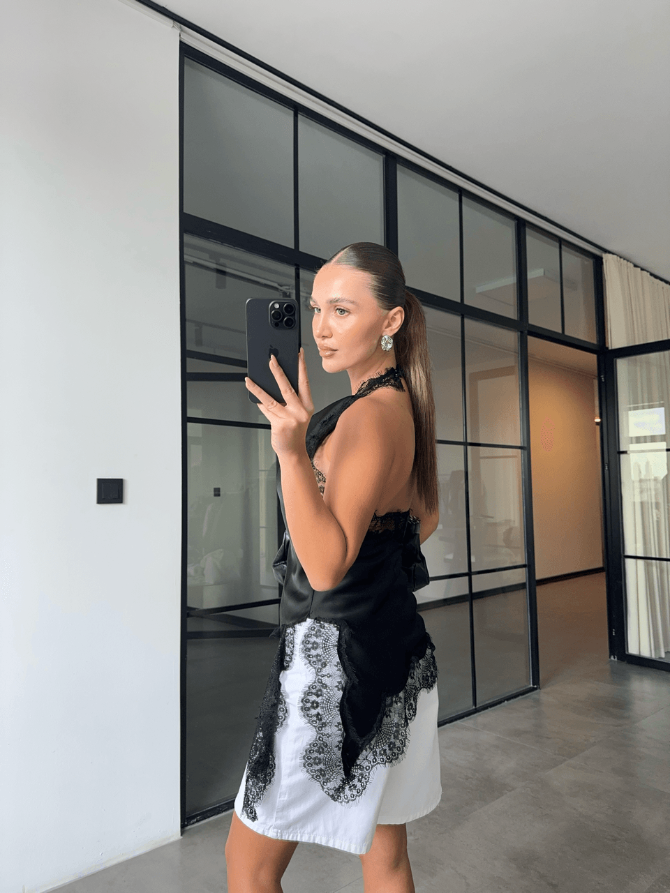 DANTEL İŞLEMELİ YIRTMAÇLI SATEN BLUZ