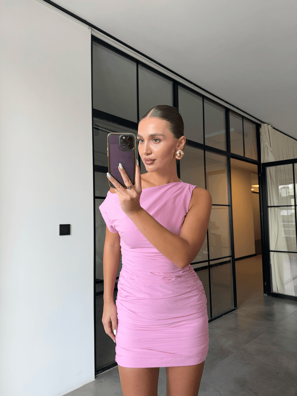 DRAPELİ TEK OMUZ DÜŞÜK PEMBE ELBİSE