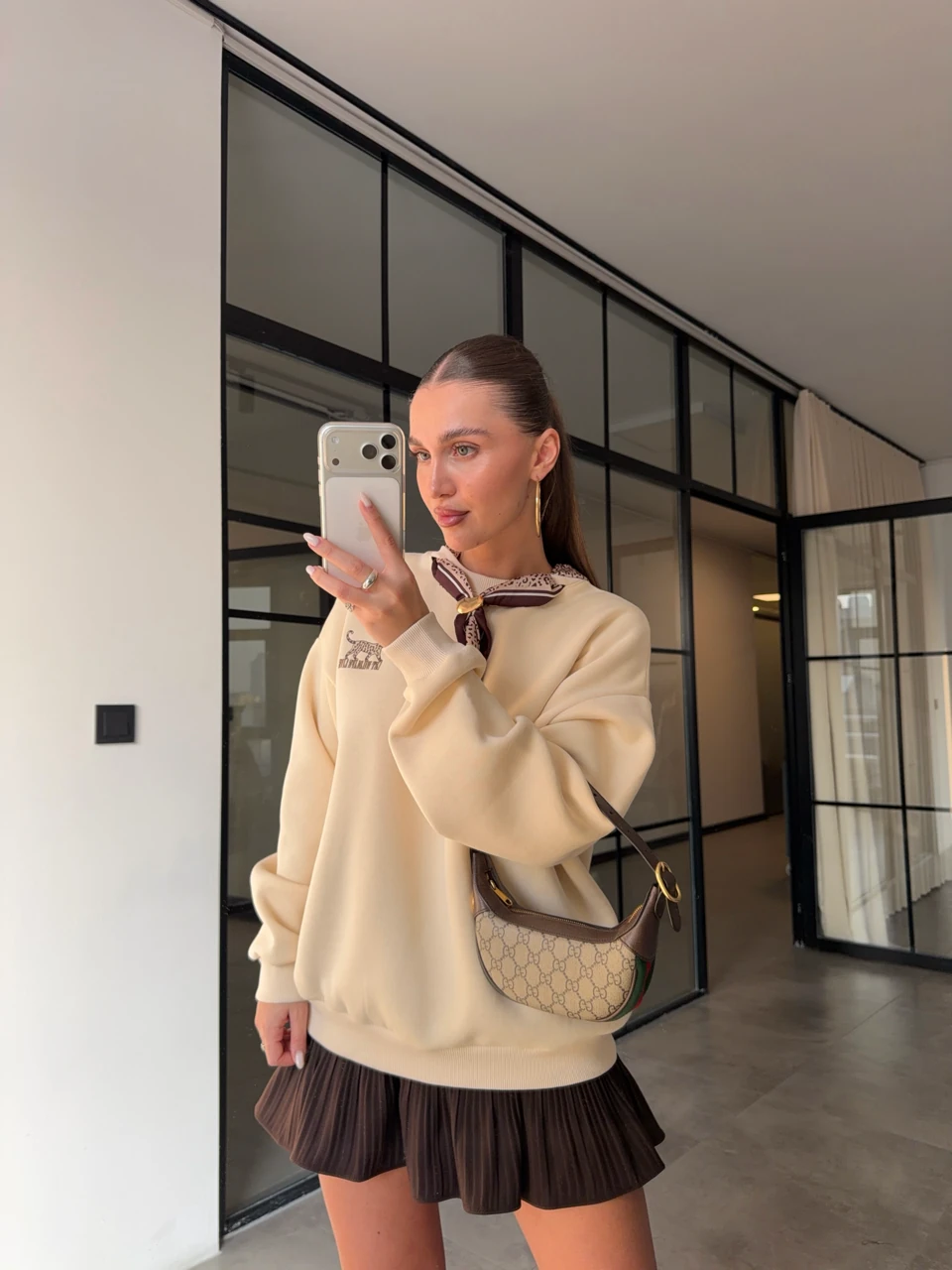 FULAR DETAYLI BASKILI BEJ RENGİ ŞARDONLU SWEATSHİRT