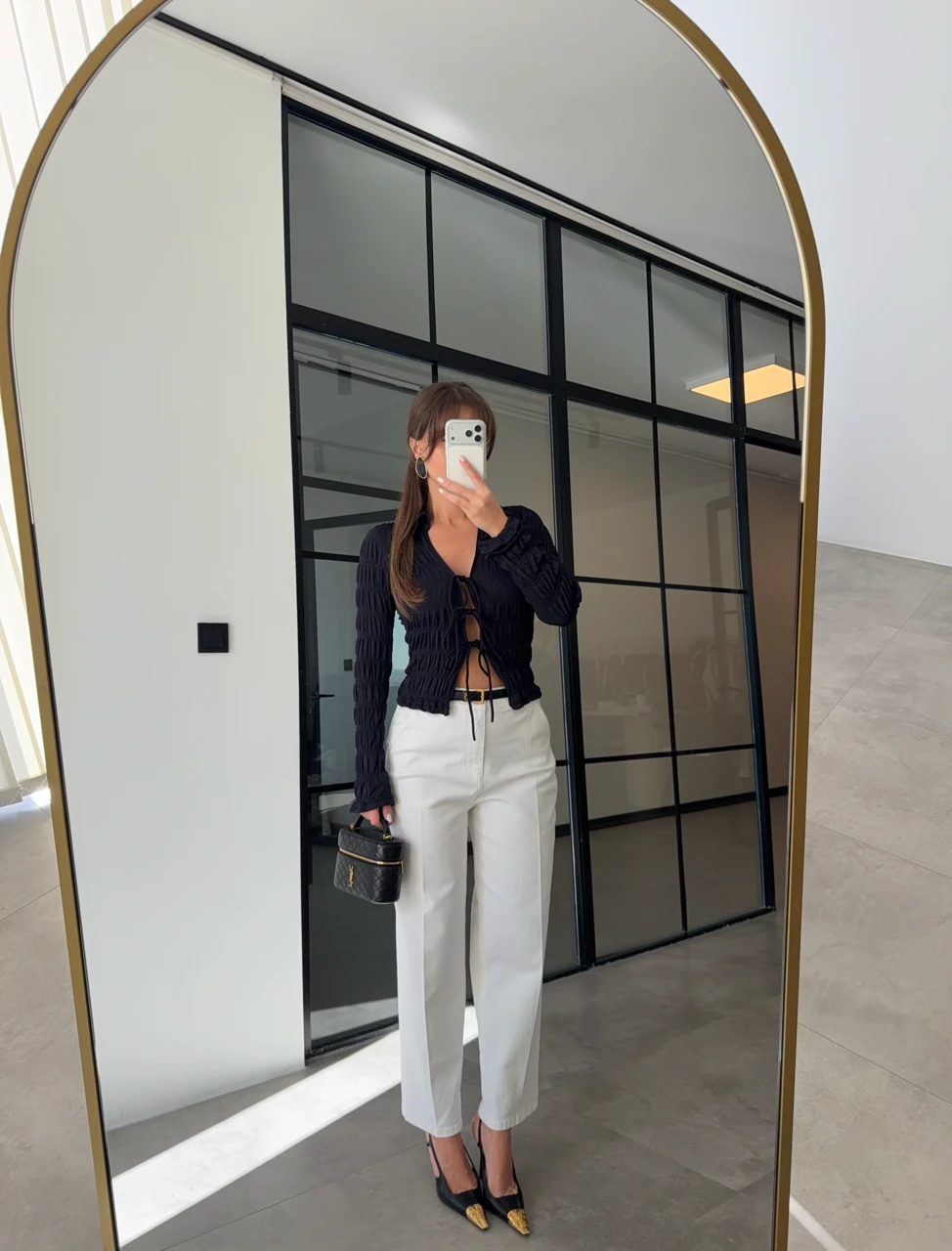 BÜZGÜLÜ YAKALI SİYAH BLUZ