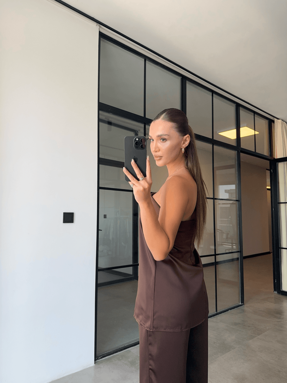 KAHVERENGİ SATEN STRAPLEZ BLUZ PANTOLON TAKIM