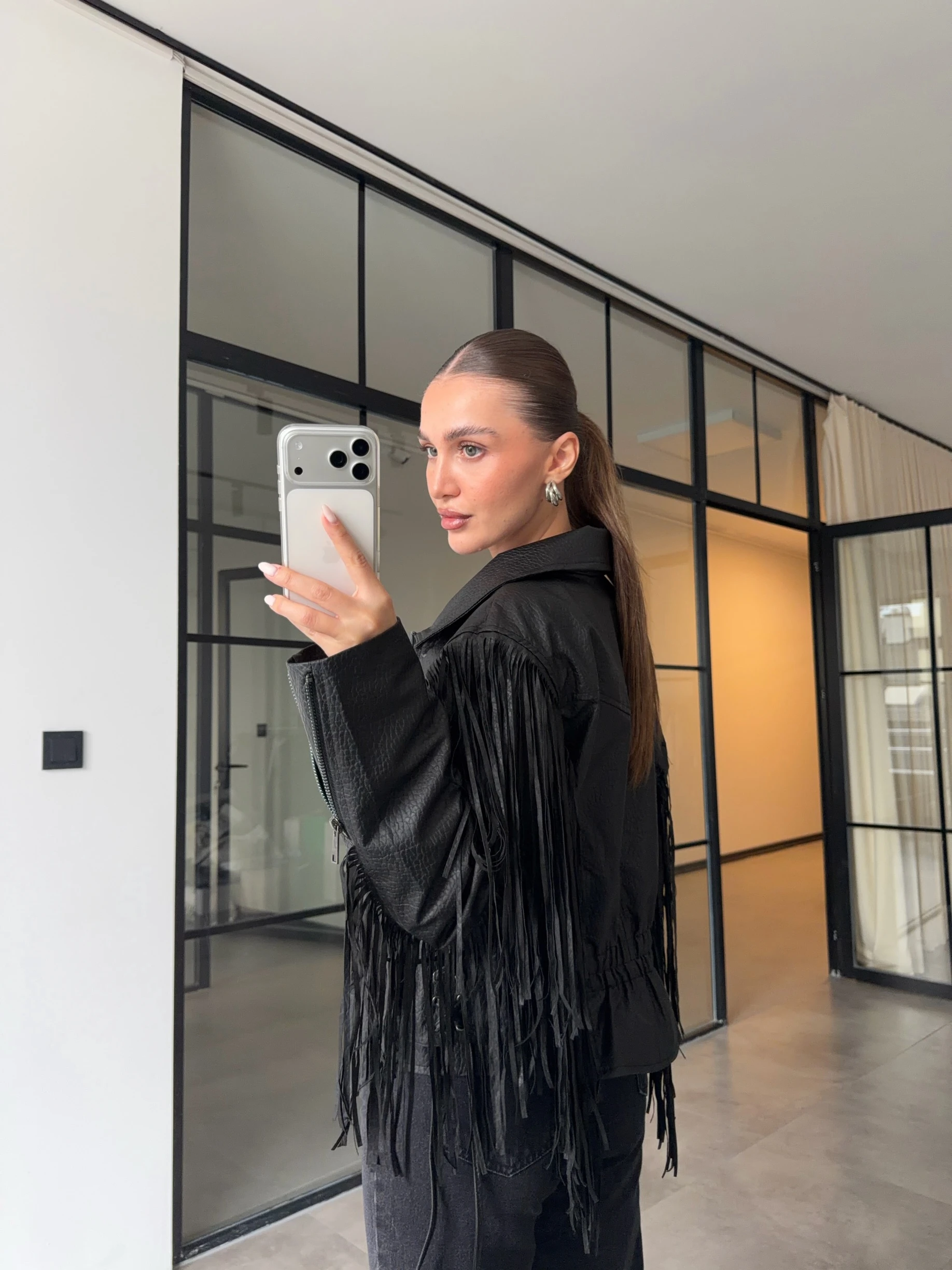 PÜSKÜLLÜ SİYAH DERİ CEKET