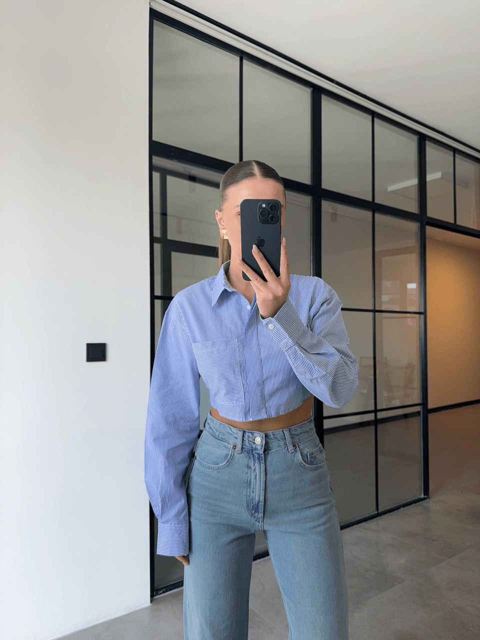 SIRT DEKOLTELİ CROP MAVİ ÇİZGİLİ GÖMLEK 