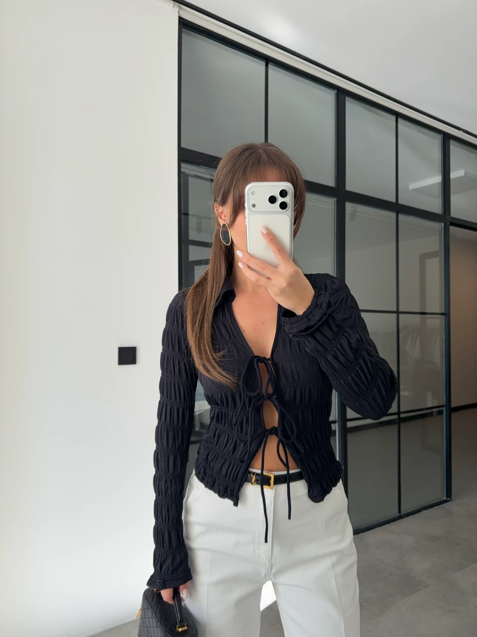 BÜZGÜLÜ YAKALI SİYAH BLUZ