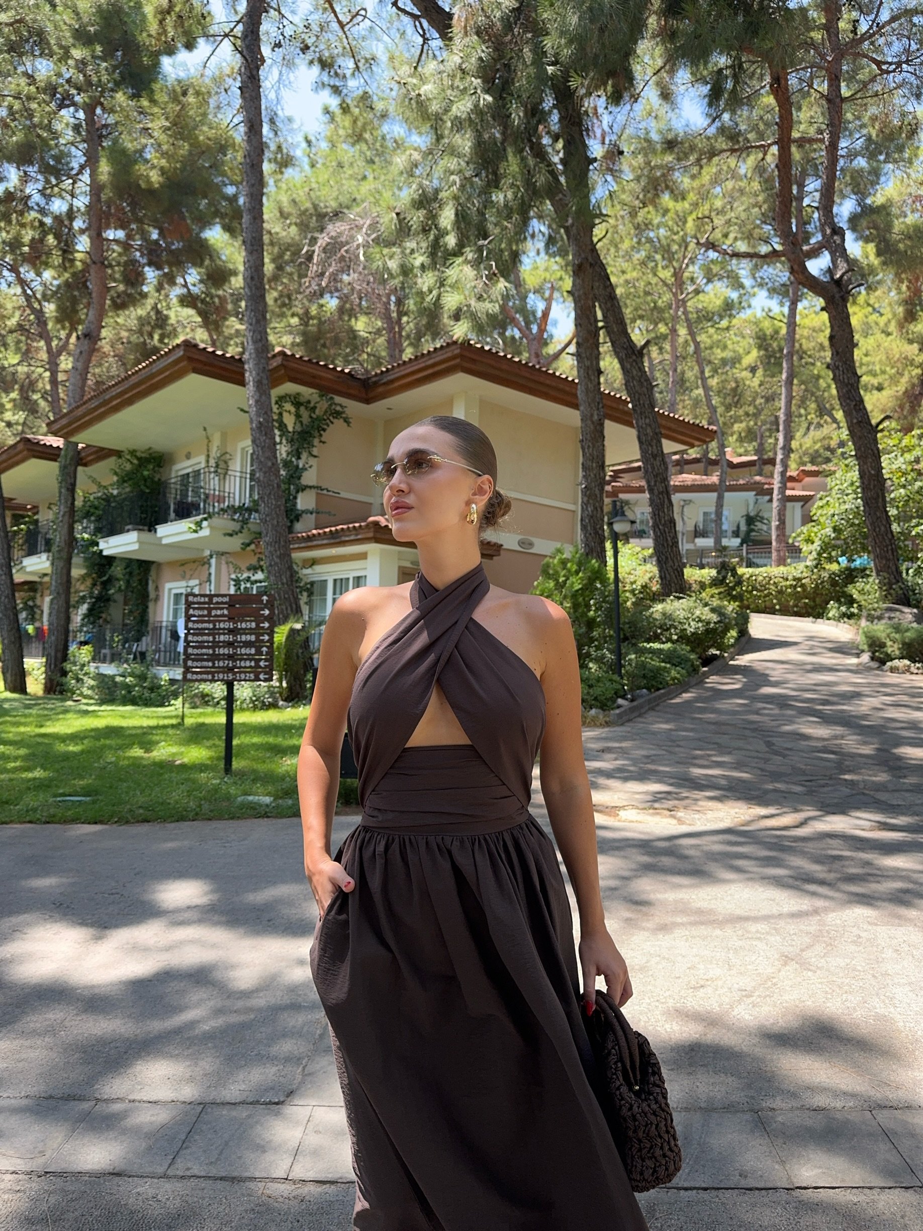 BOYUNDAN BAĞLAMALI MAXİ KAHVERENGİ ELBİSE 