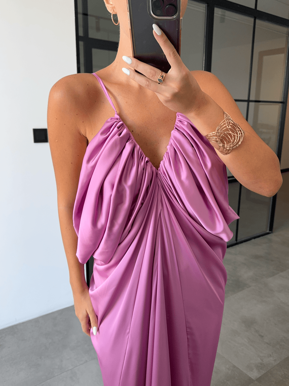 YAN DEKOLTELİ DÖKÜMLÜ PEMBE SATEN ELBİSE