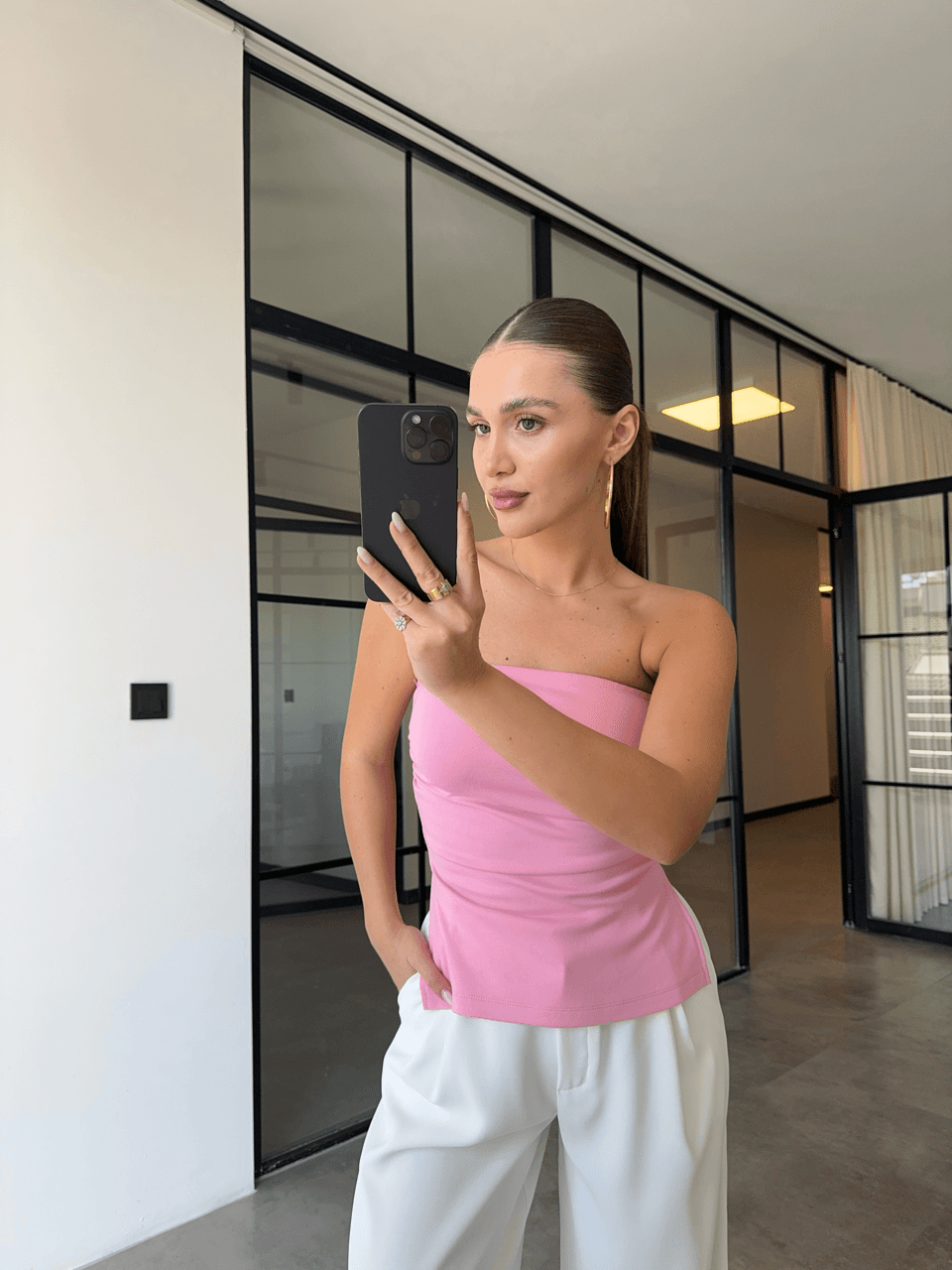 YANI YIRTMAÇLI DRAPELİ PEMBE STRAPLEZ BLUZ