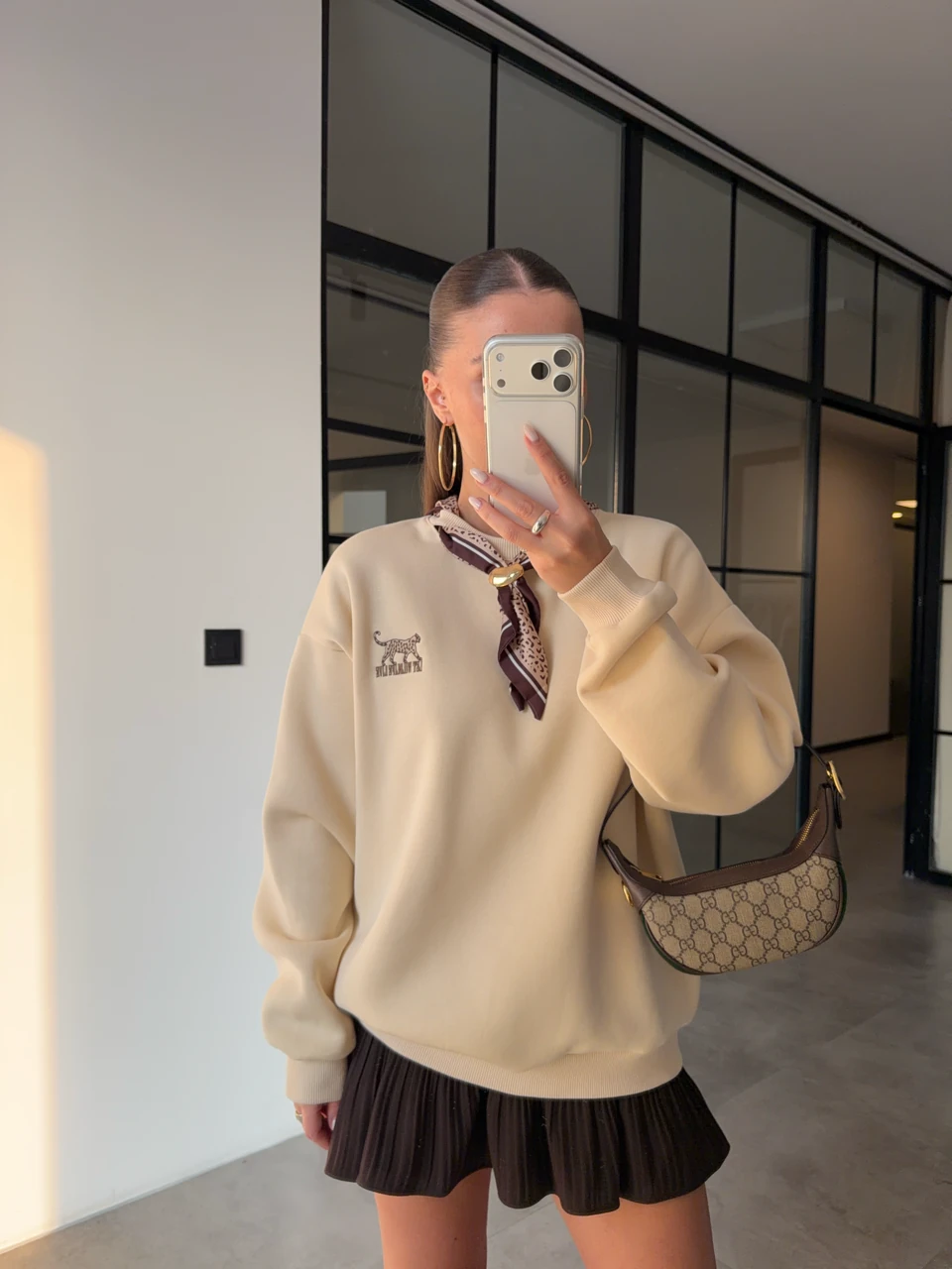 FULAR DETAYLI BASKILI BEJ RENGİ ŞARDONLU SWEATSHİRT