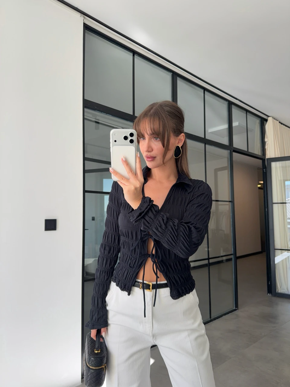 BÜZGÜLÜ YAKALI SİYAH BLUZ