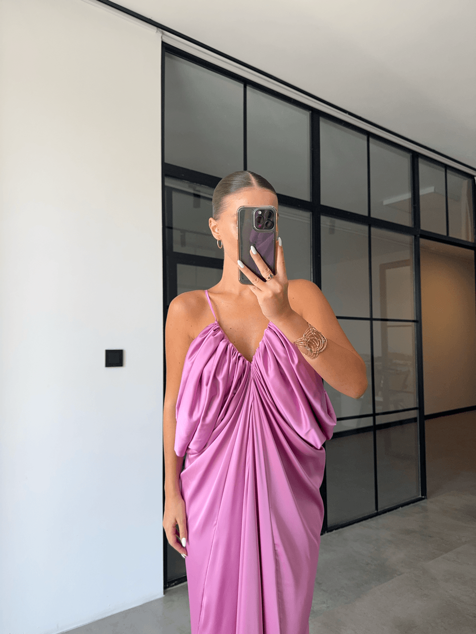 YAN DEKOLTELİ DÖKÜMLÜ PEMBE SATEN ELBİSE