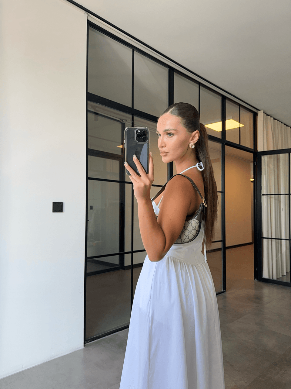 BOYUNDAN BAĞLAMALI KORSE ÜSTLÜ BEYAZ MİDİ ELBİSE