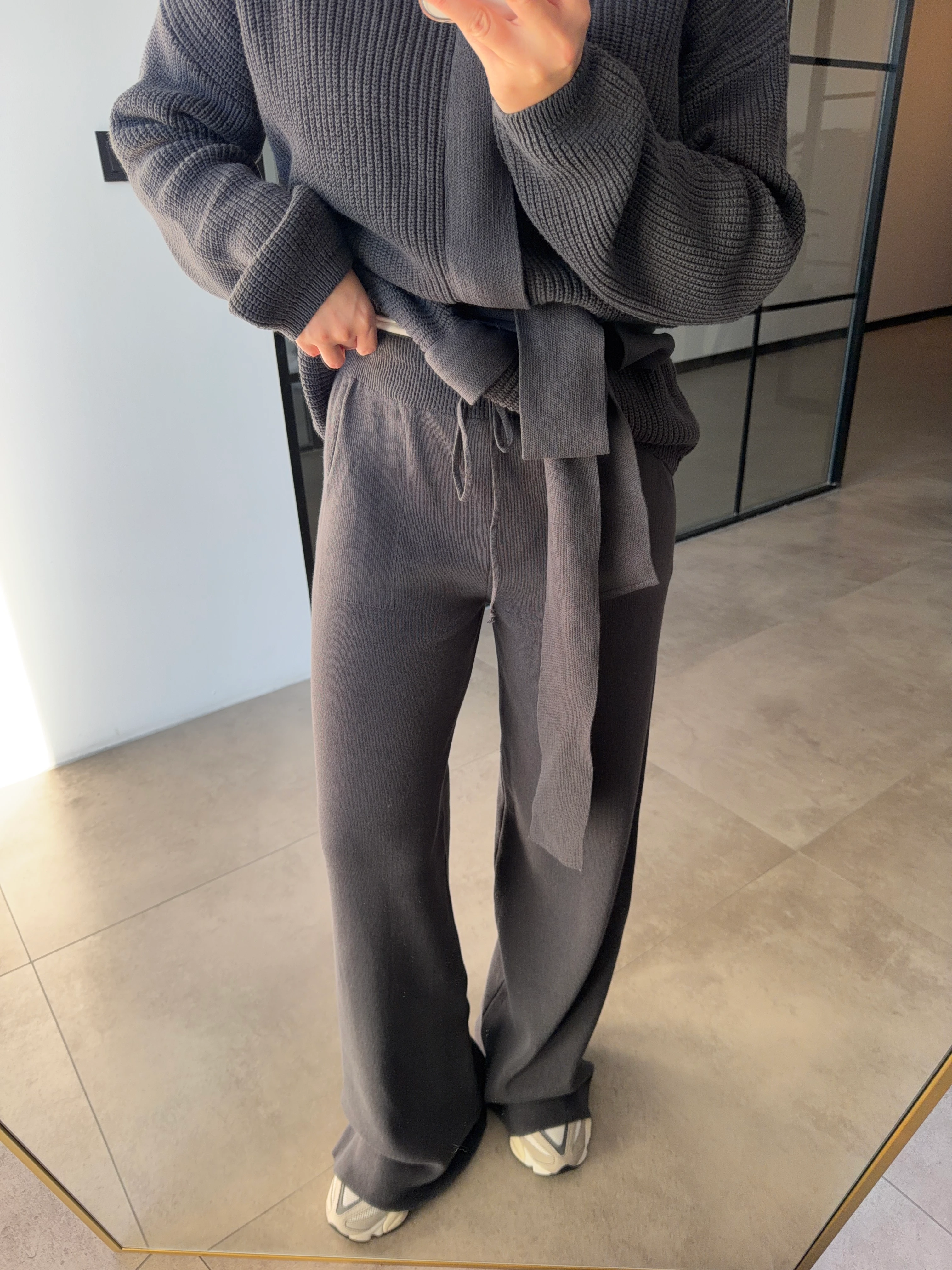 DİK YAKALI KUŞAKLI ANTRASİT TAKIM