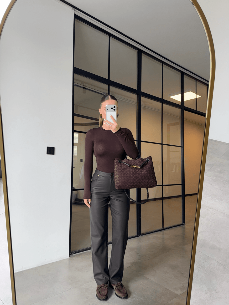 YÜKSEK BEL KOYU KAHVE DERİ PANTOLON