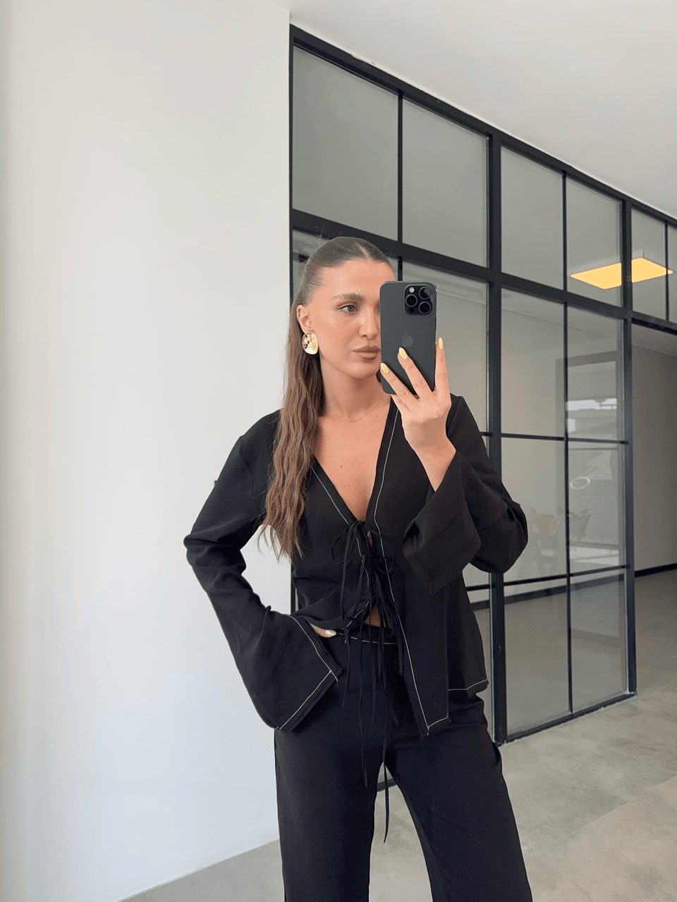 KONTRAST DİKİŞ DETAYLI SİYAH BAĞLAMALI BLUZ PANTOLON TENSEL TAKIM