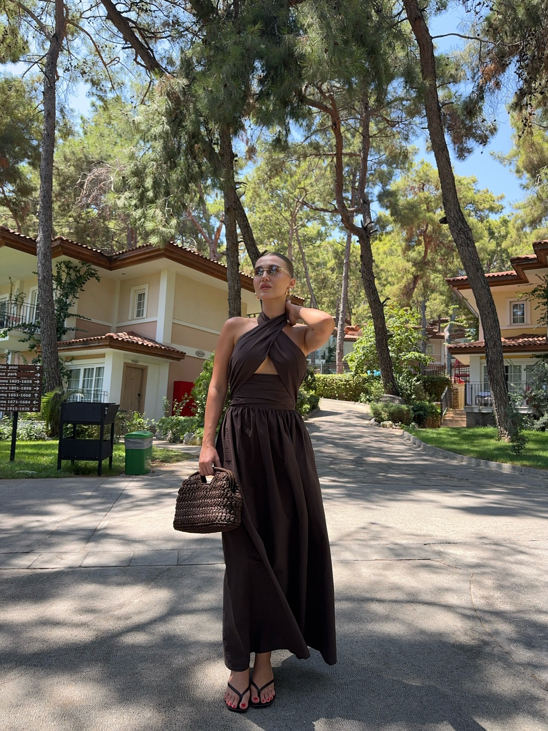 BOYUNDAN BAĞLAMALI MAXİ KAHVERENGİ ELBİSE 
