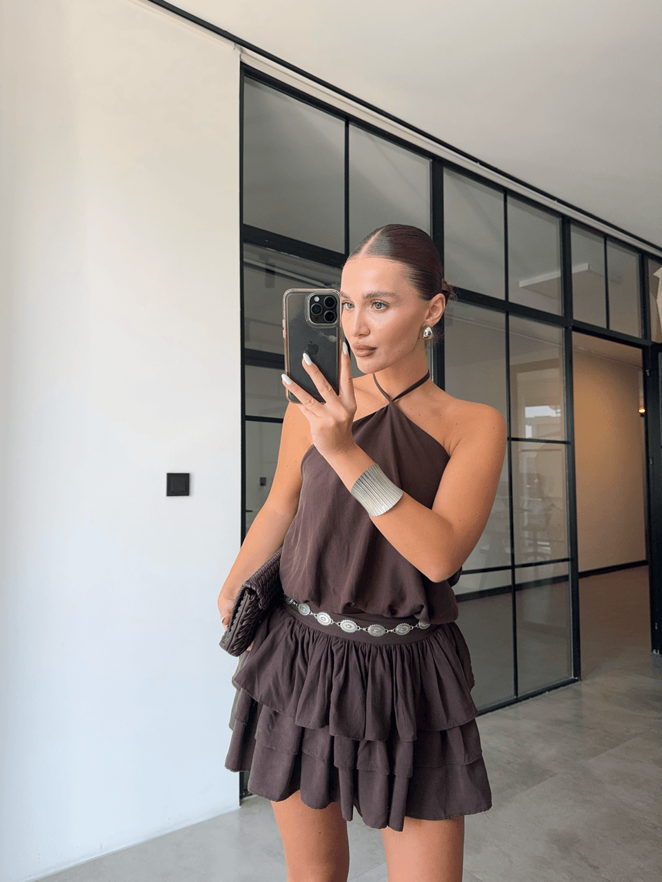 BOYUNDAN BAĞLAMALI KATLI ACI KAHVE MİNİ ELBİSE