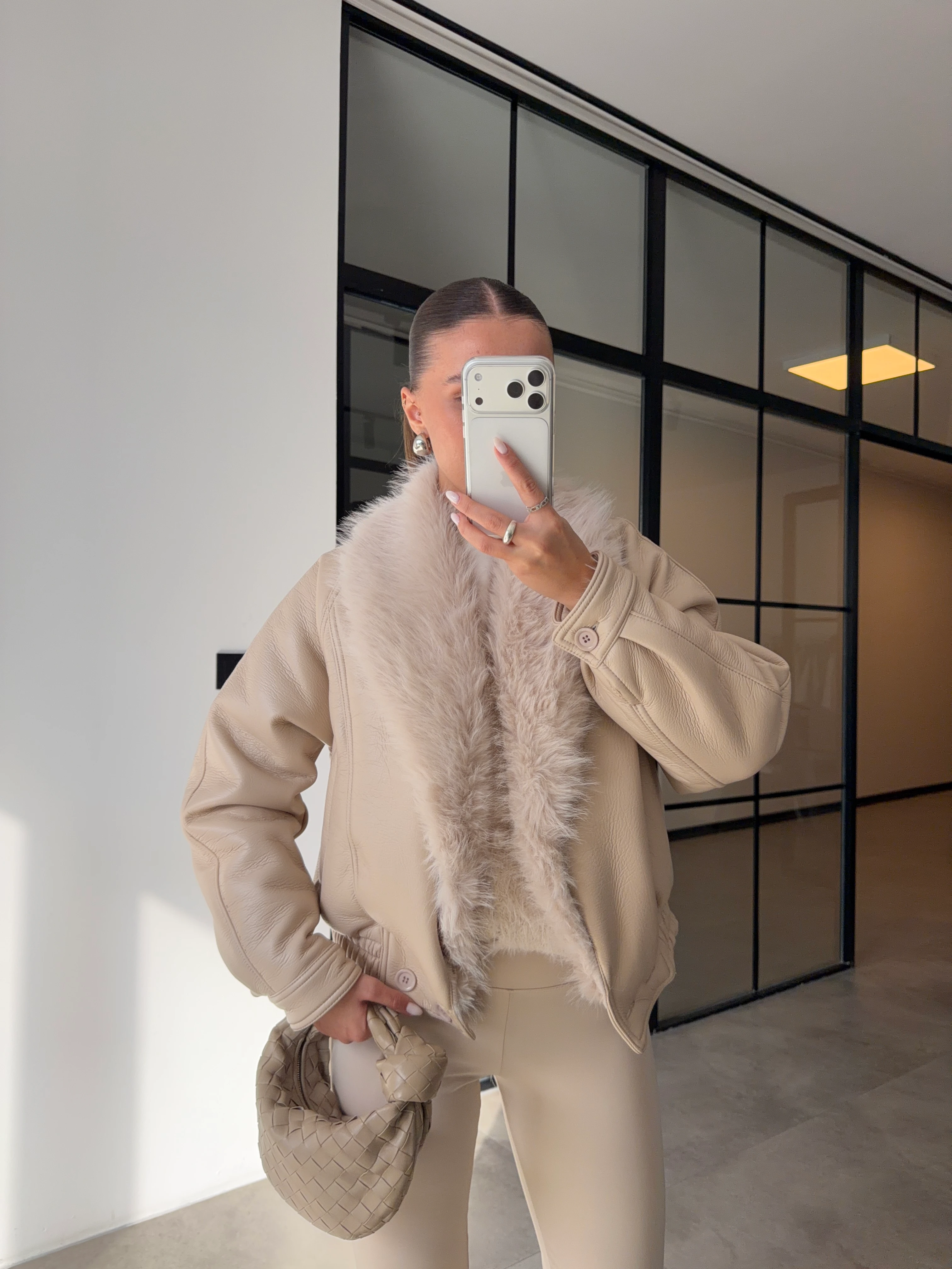 YAKASI KÜRKLÜ EKRU DERİ CEKET