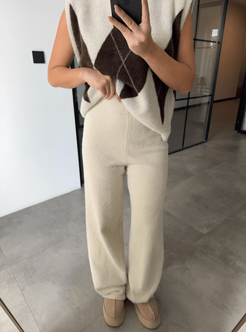 PELUŞ DOKULU BEJ RENGİ TRİKO PANTOLON