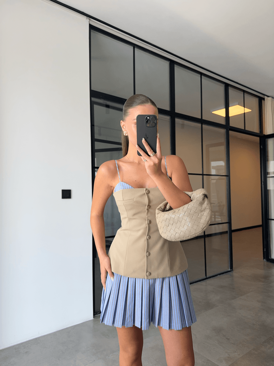 KORSE ÜSTLÜ PİLELİ ÇİZGİLİ ELBİSE