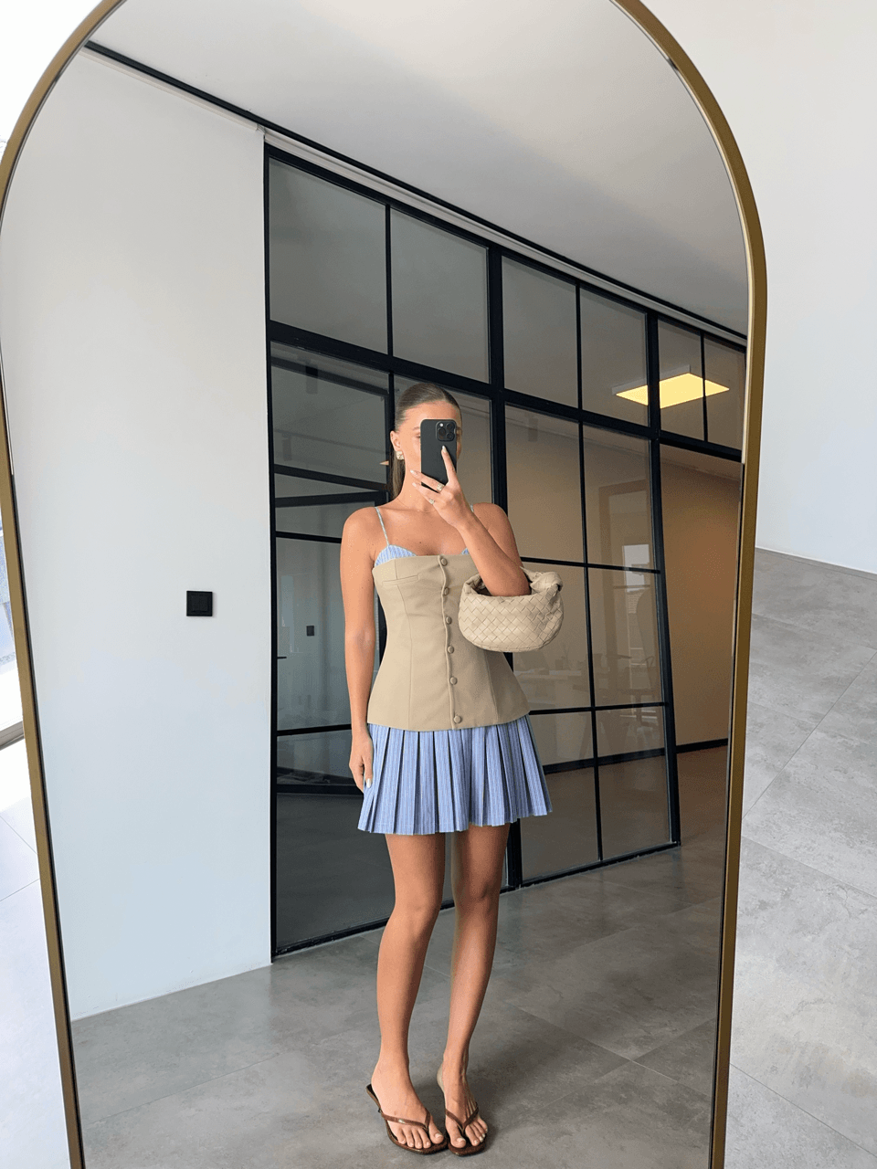 KORSE ÜSTLÜ PİLELİ ÇİZGİLİ ELBİSE