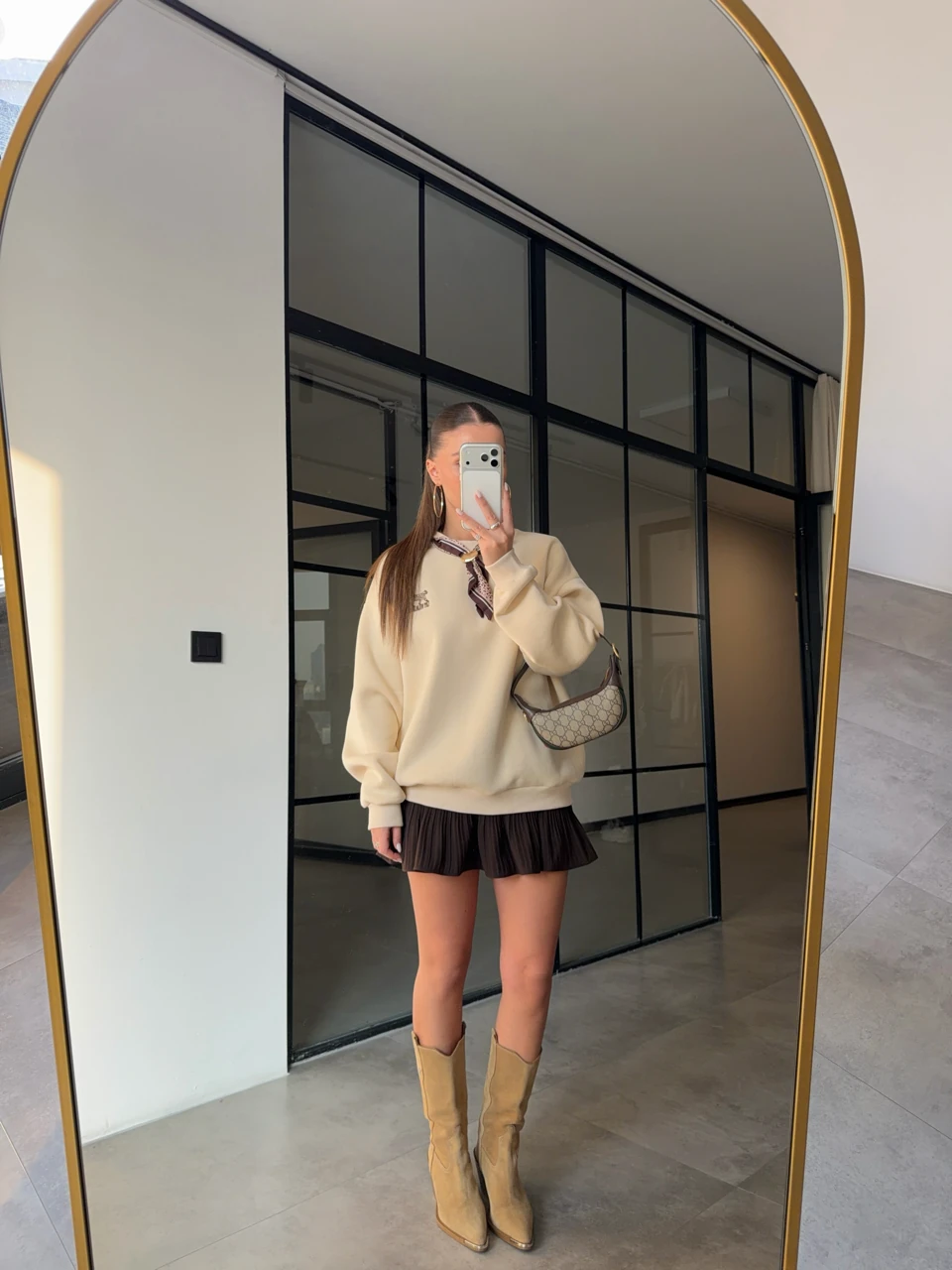 FULAR DETAYLI BASKILI BEJ RENGİ ŞARDONLU SWEATSHİRT