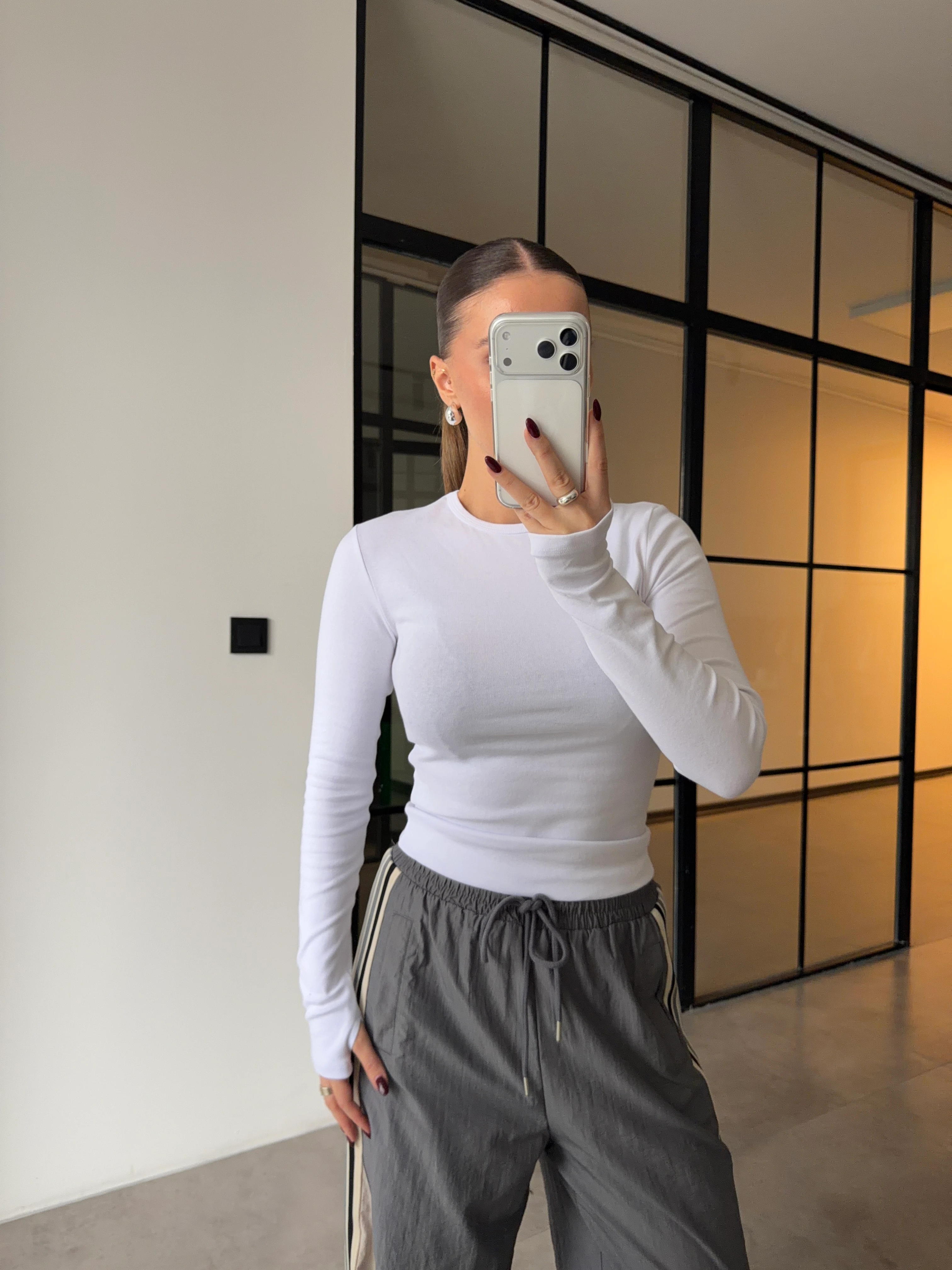 PARMAK GEÇMELİ PAMUKLU BEYAZ BASİC TSHİRT