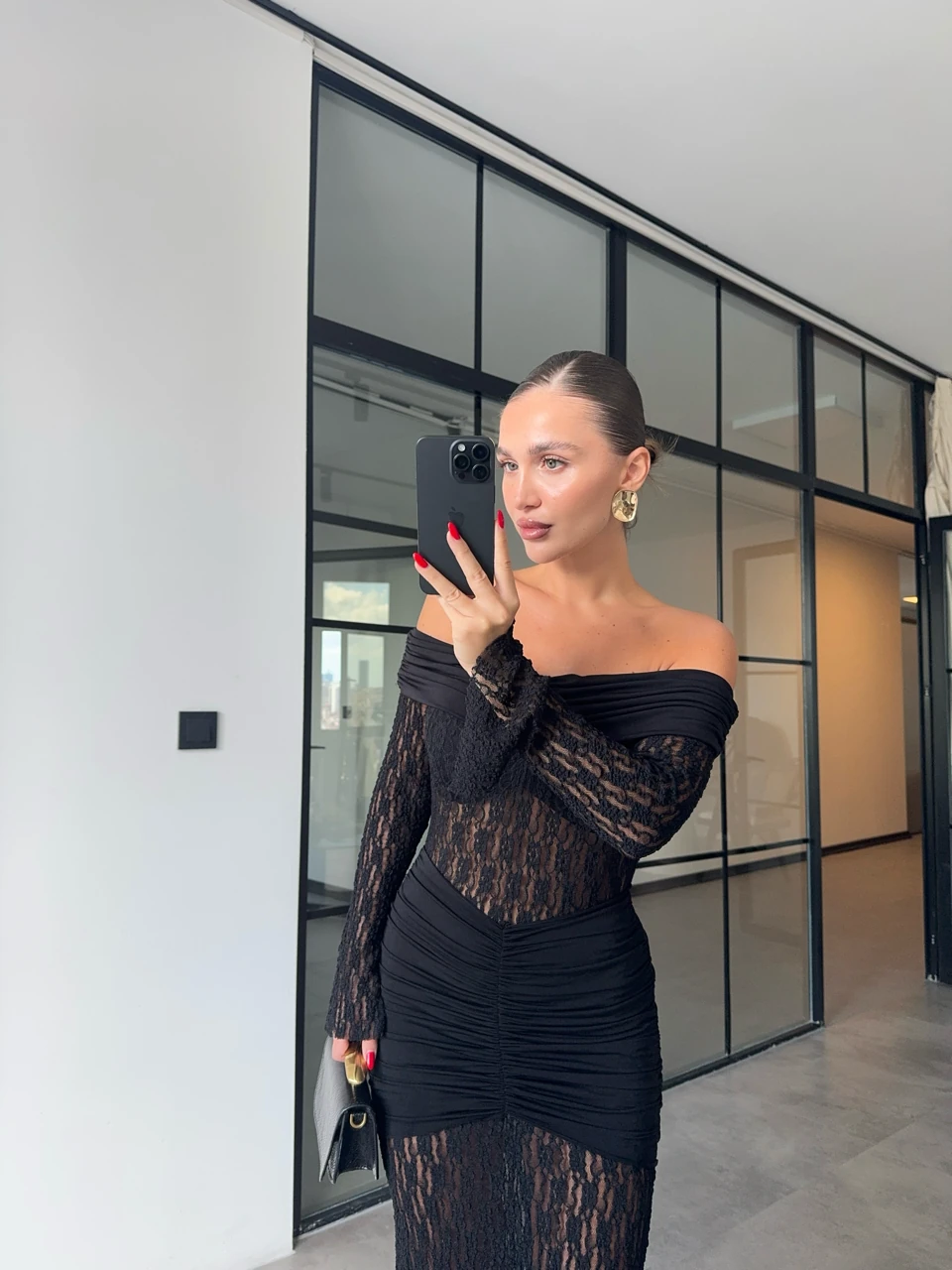 MADONNA YAKA DRAPELİ SİYAH DANTEL ELBİSE