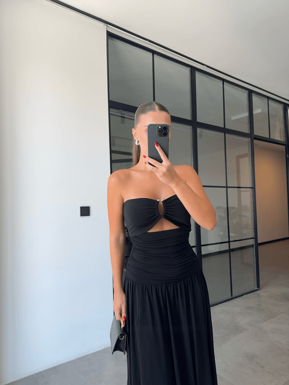 YIRTMAÇLI GÜMÜŞ AKSESUARLI SİYAH STRAPLEZ ELBİSE