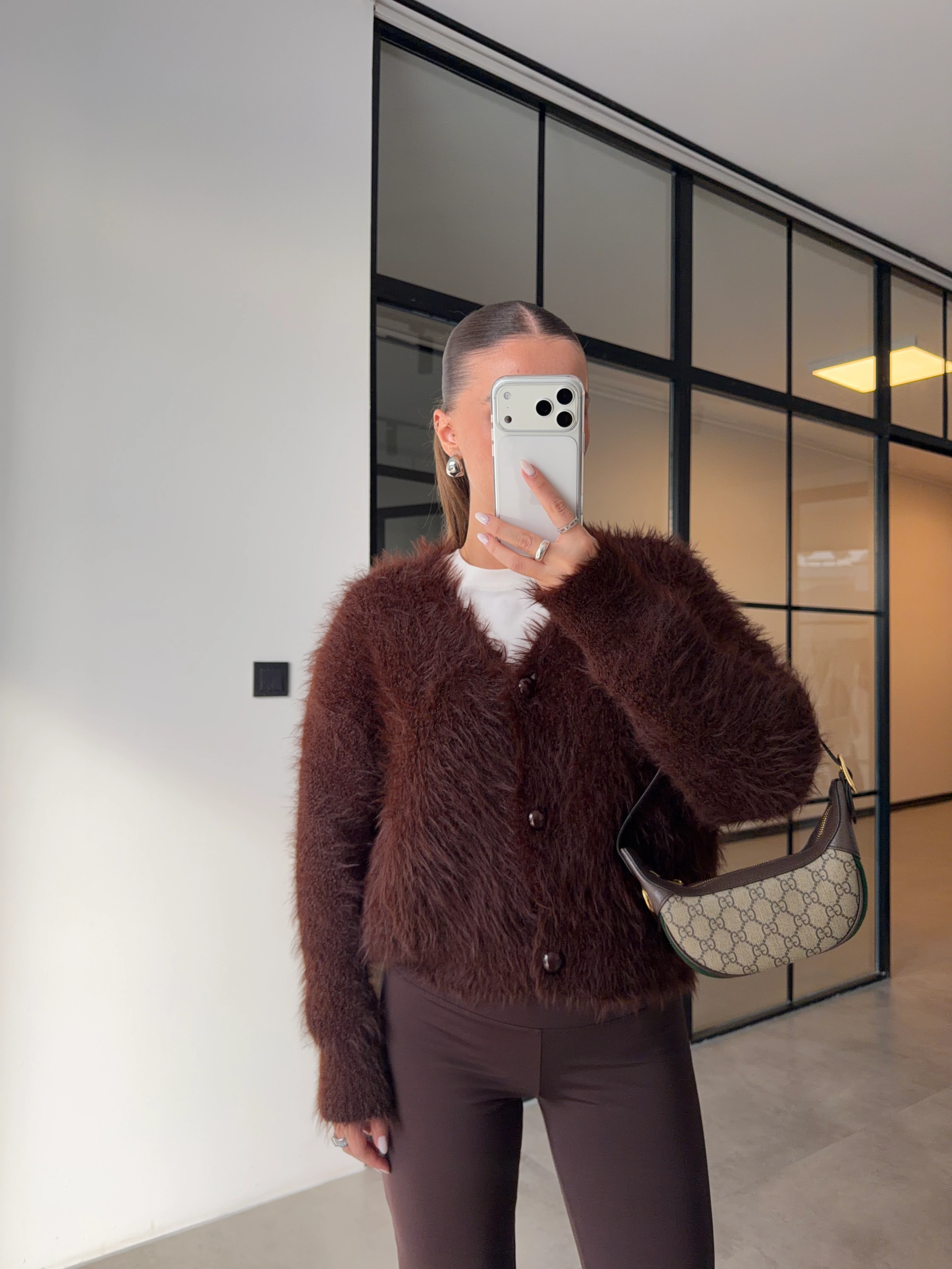 İNCİ DÜĞMELİ KAHVERENGİ PELUŞ HIRKA