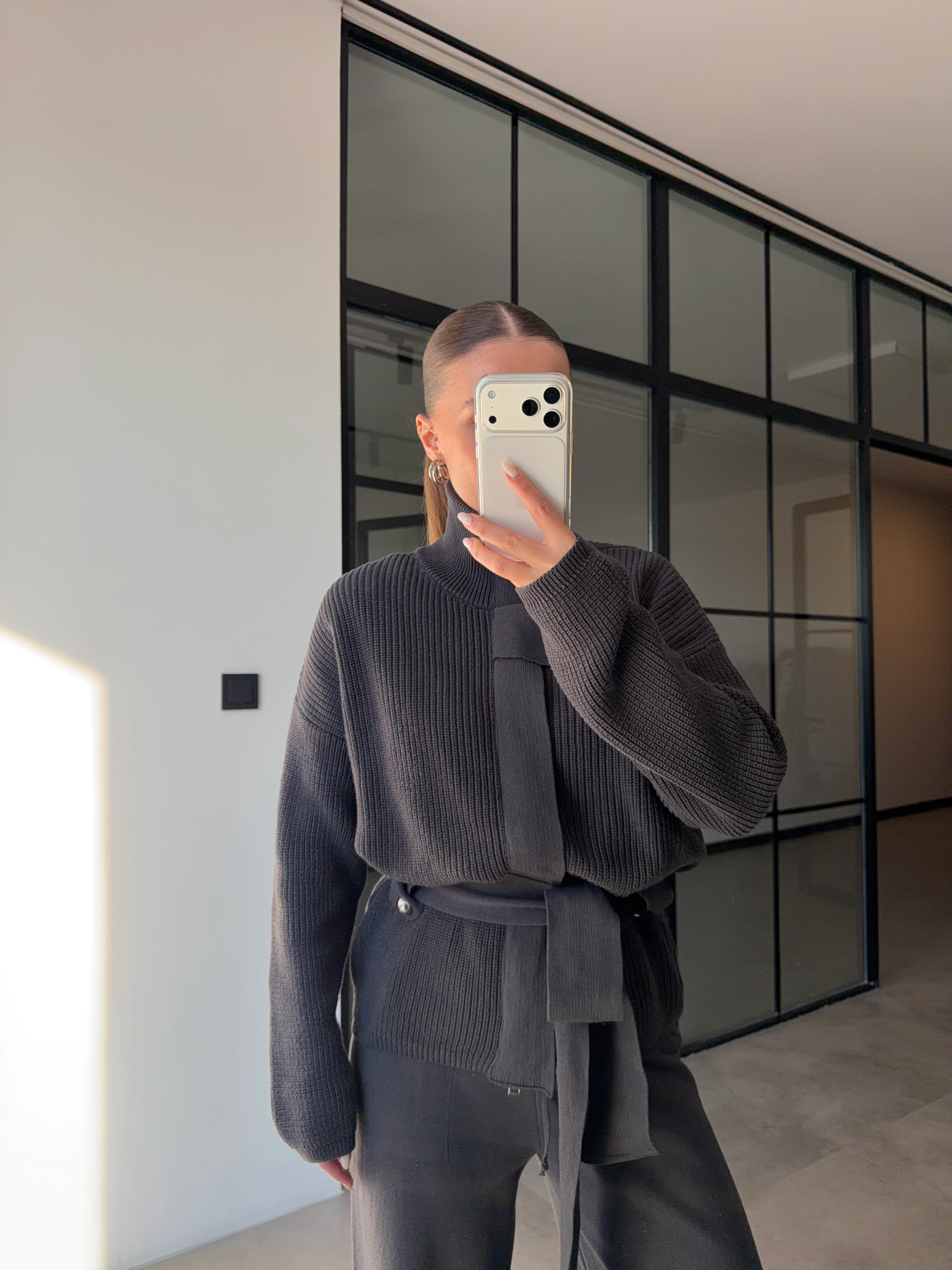 DİK YAKALI KUŞAKLI ANTRASİT TAKIM