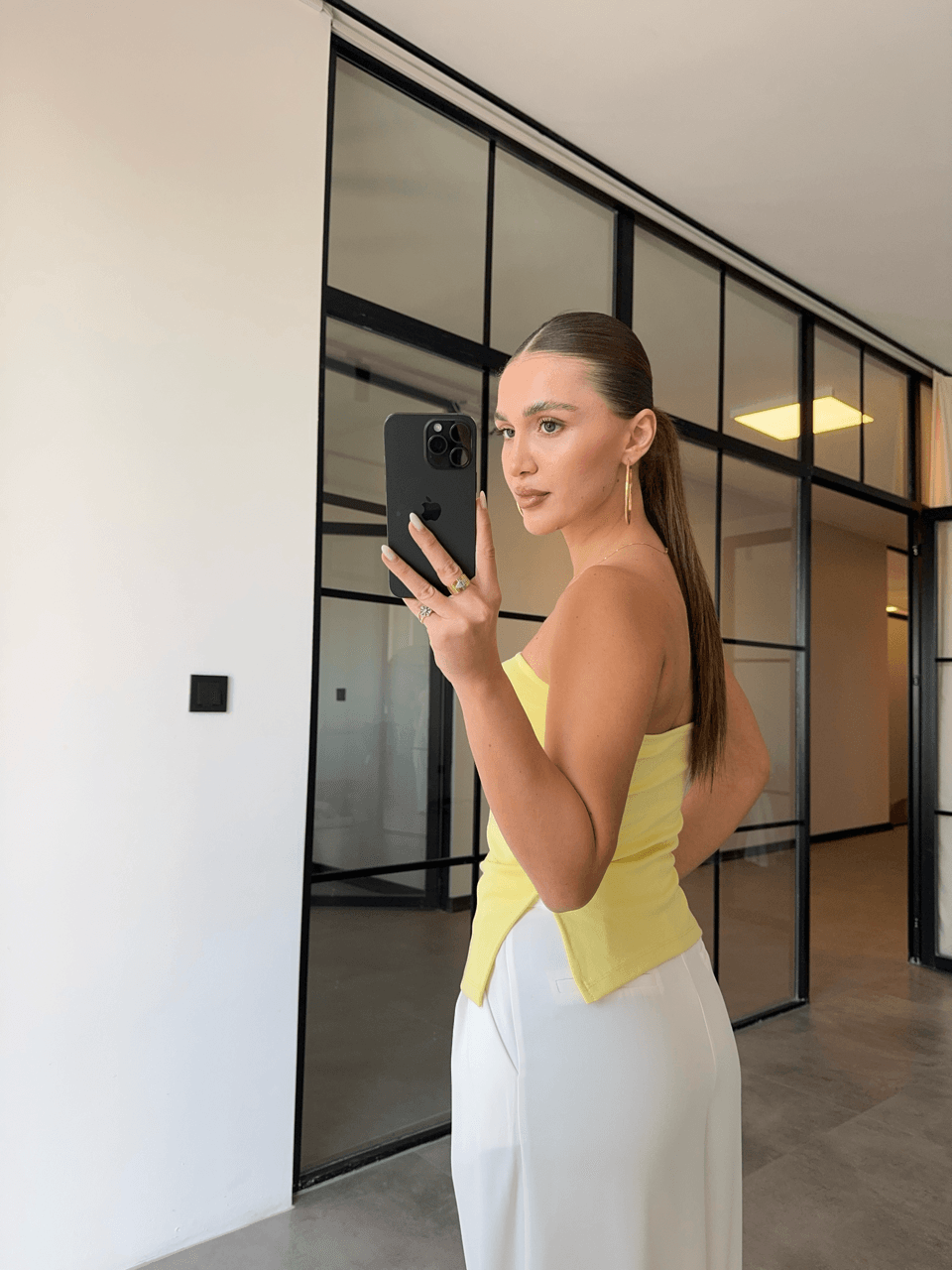 YANI YIRTMAÇLI DRAPELİ SARI STRAPLEZ BLUZ