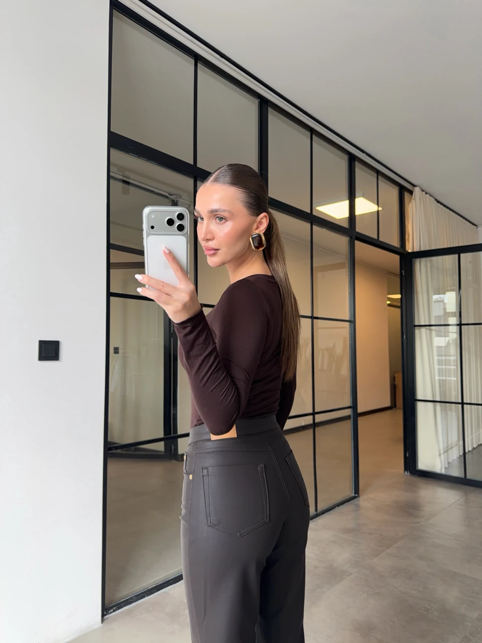 BİSİKLET YAKA KAHVERENGİ TRANSPARAN T-SHİRT