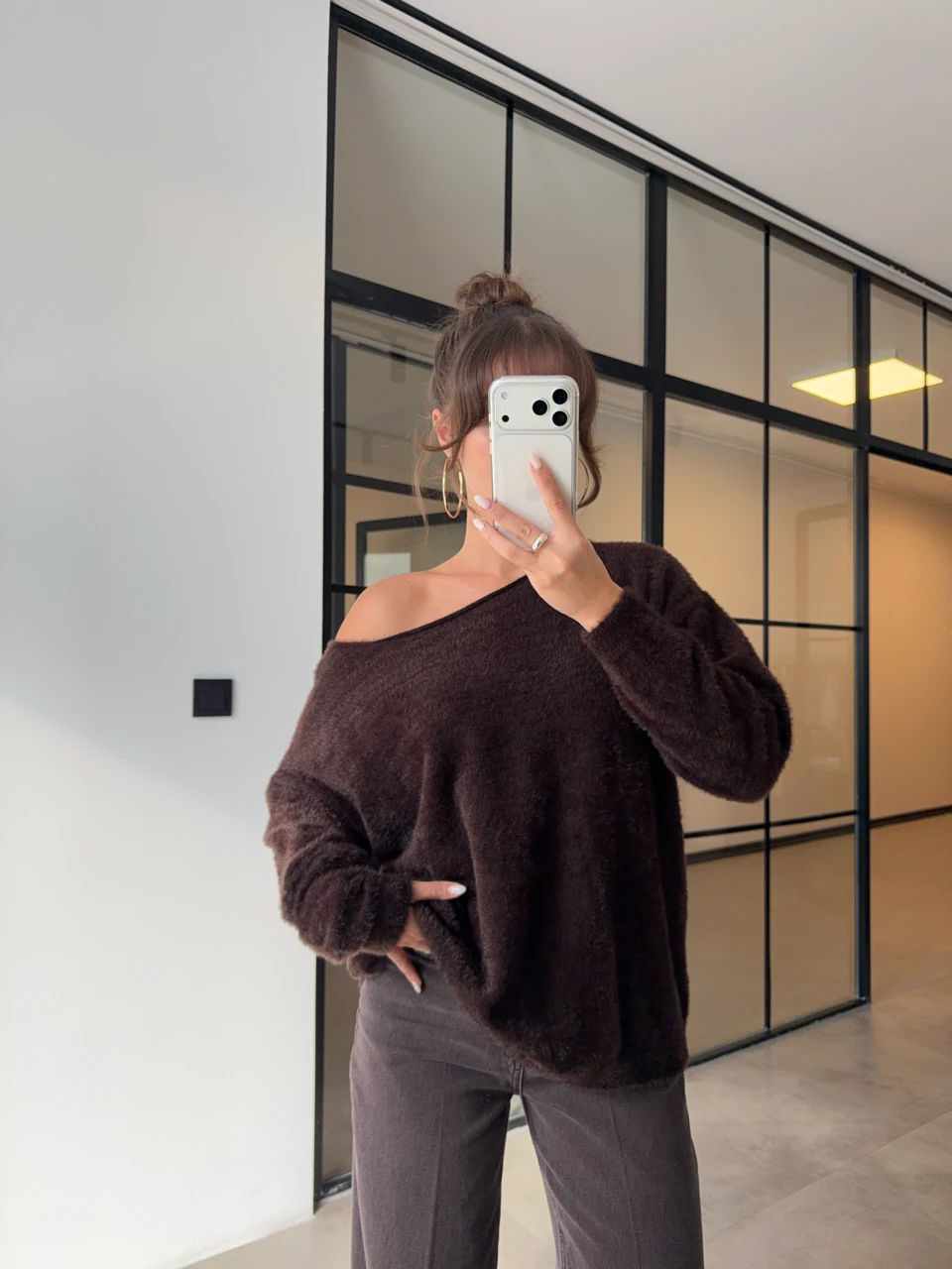 DÜŞÜK OMUZ YUMOŞ DOKULU OVERSİZE KAZAK - Kahverengi