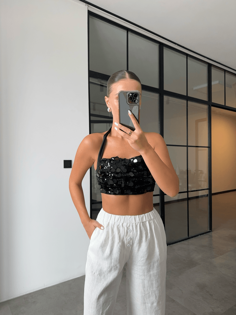 BOYUNDAN BAĞLAMALI SİYAH PULLU CROP BLUZ