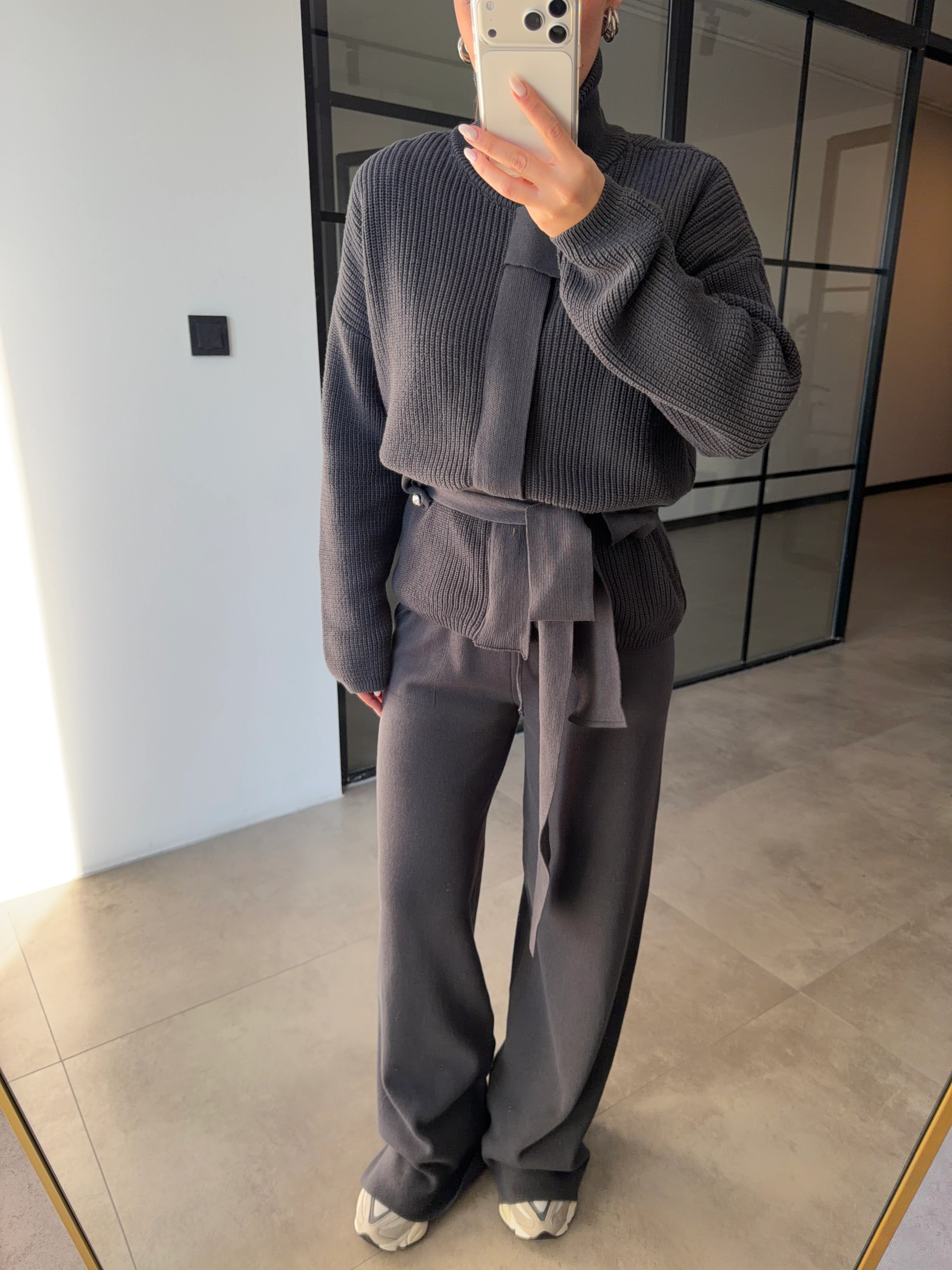 DİK YAKALI KUŞAKLI ANTRASİT TAKIM