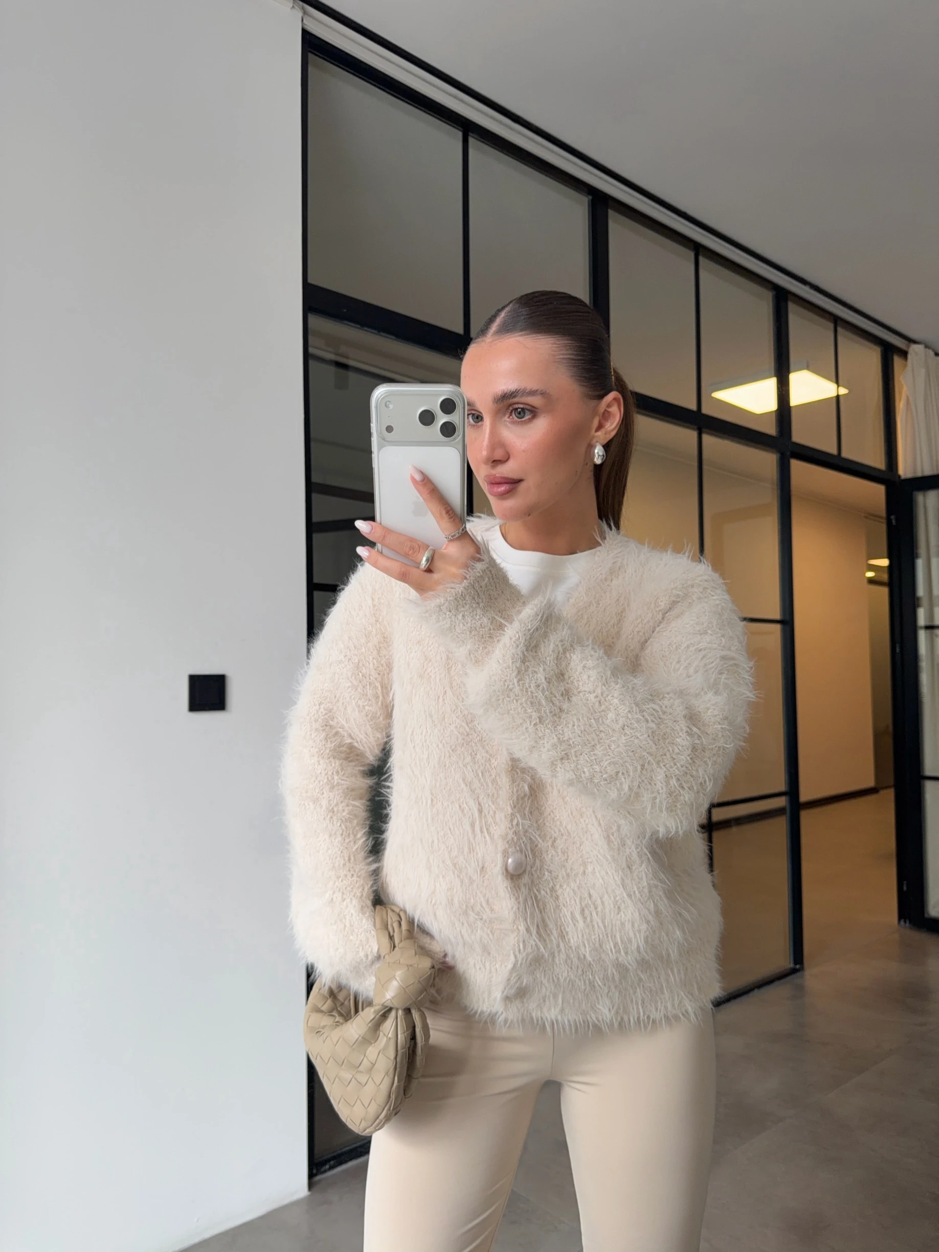 İNCİ DÜĞMELİ EKRU PELUŞ HIRKA