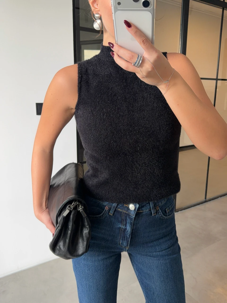 YARIM BOĞAZLI SİYAH YUMOŞ DOKULU TRİKO BLUZ