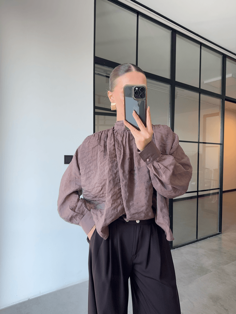 BOYUNDAN BAĞLAMALI KALIN MANŞETLİ KAHVERENGİ TRANSPARAN BLUZ