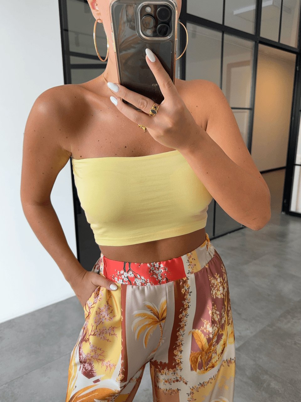 GÖĞÜS KUPLU SARI STRAPLEZ CROP BLUZ