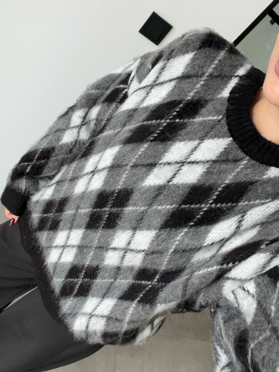 BİSİKLET YAKA SİYAH BAKLAVA DESENLİ KAZAK