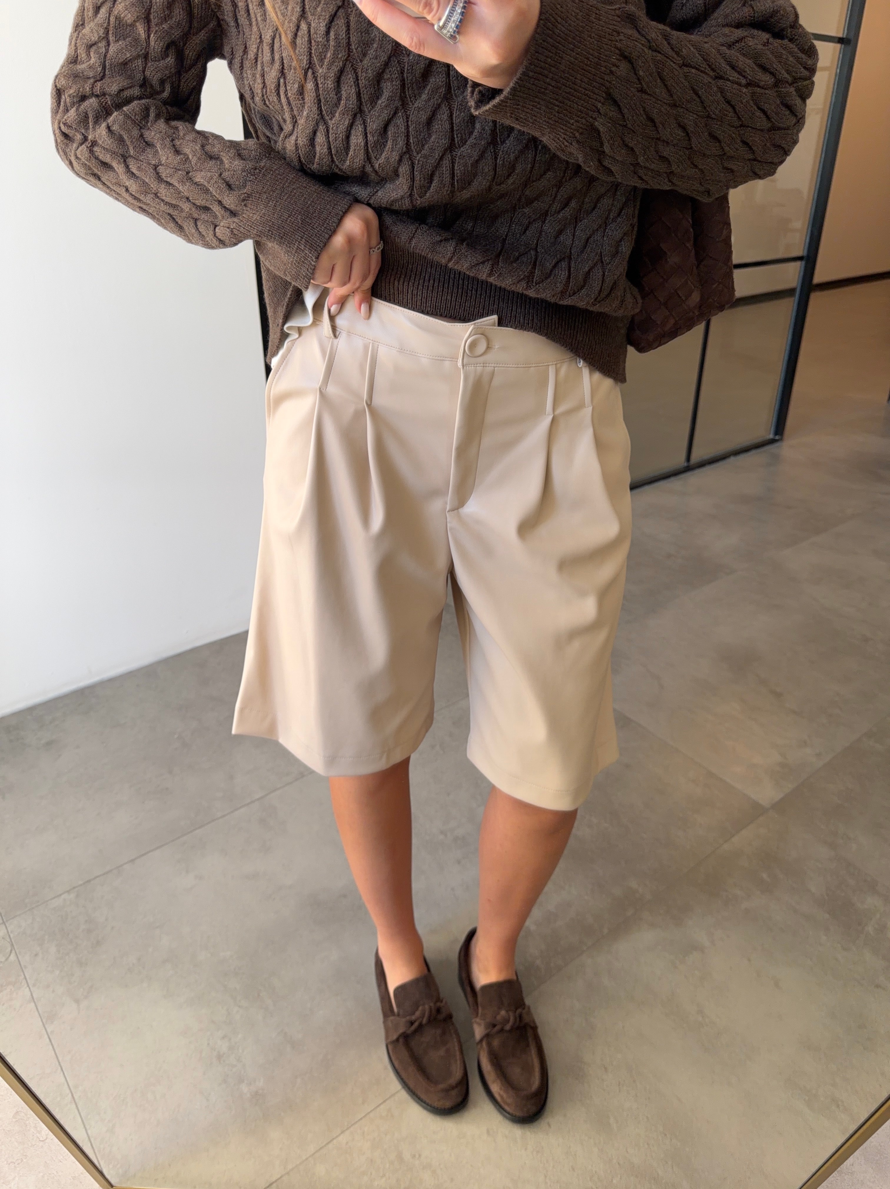 BEJ RENGİ DERİ BERMUDA