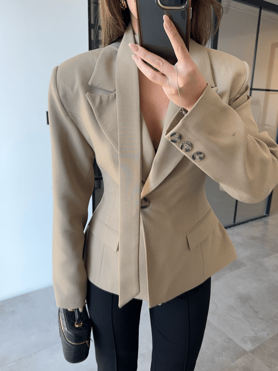 BELDEN OTURTMALI FULARLI CAMEL BLAZER CEKET(ÖN SİPARİŞ ÜRÜNÜDÜR TAHMİNİ KARGOYA TESLİM TARİHİ 2 EKİM)