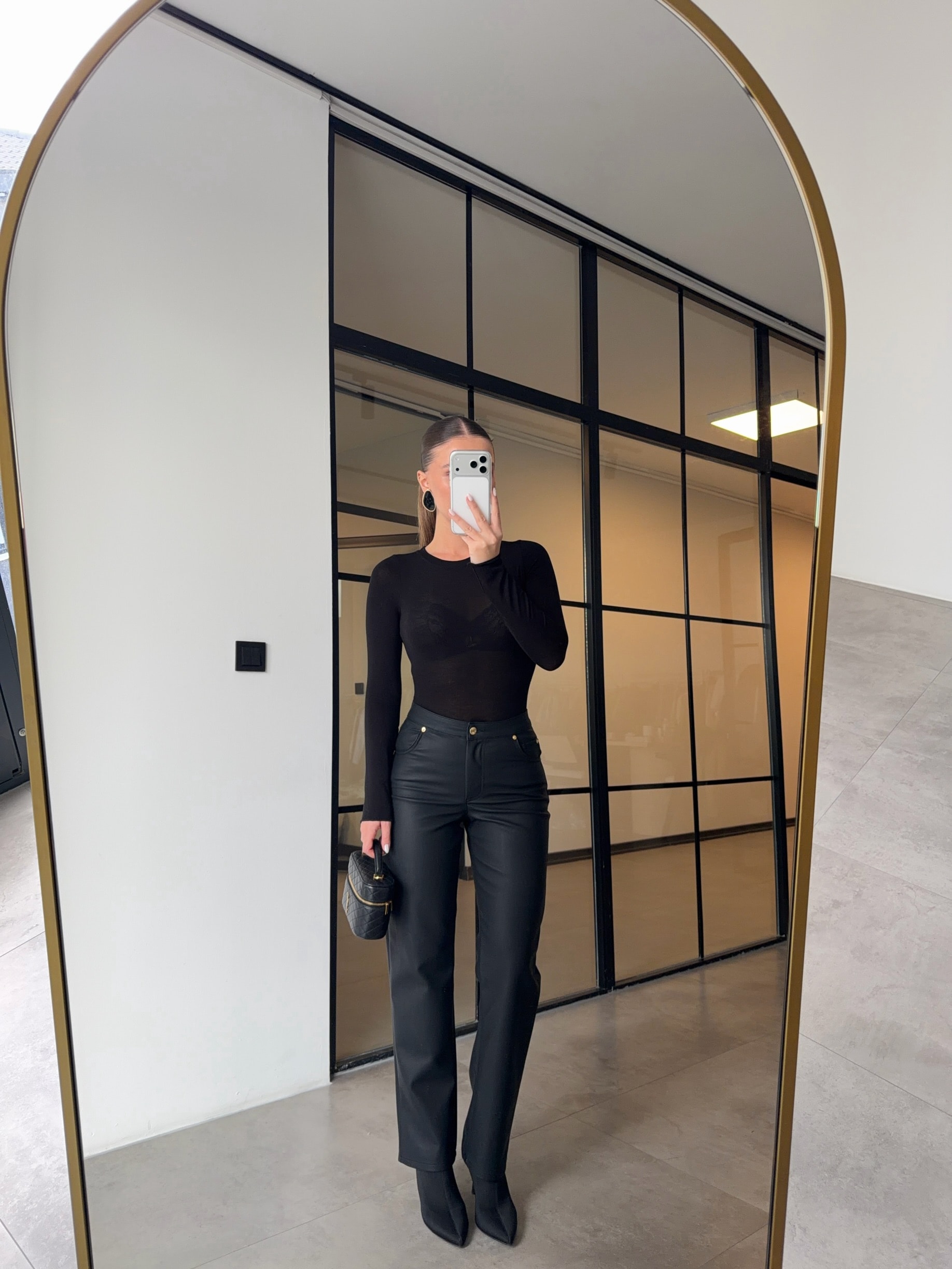 YÜKSEK BEL SİYAH DERİ PANTOLON