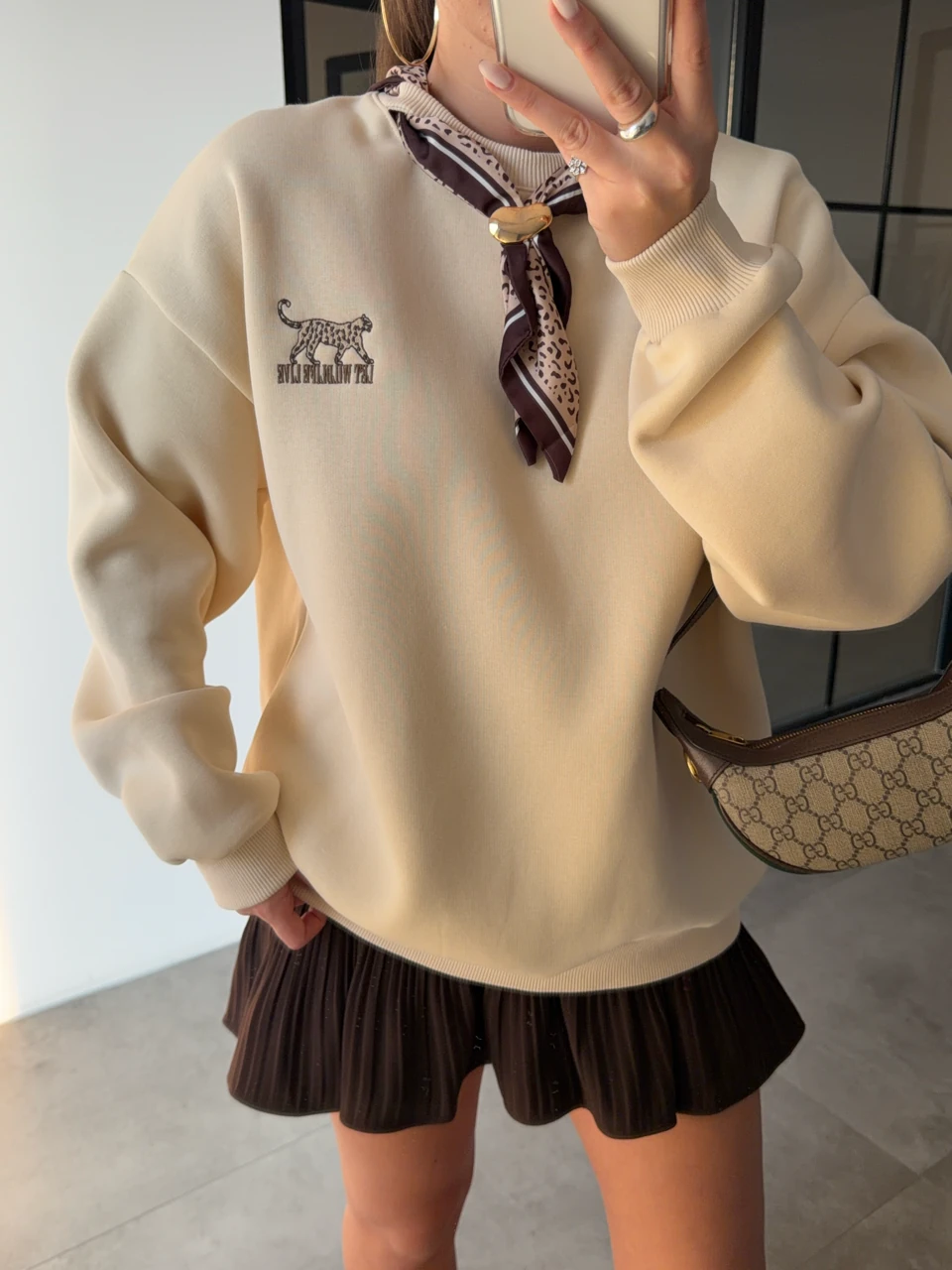 FULAR DETAYLI BASKILI BEJ RENGİ ŞARDONLU SWEATSHİRT