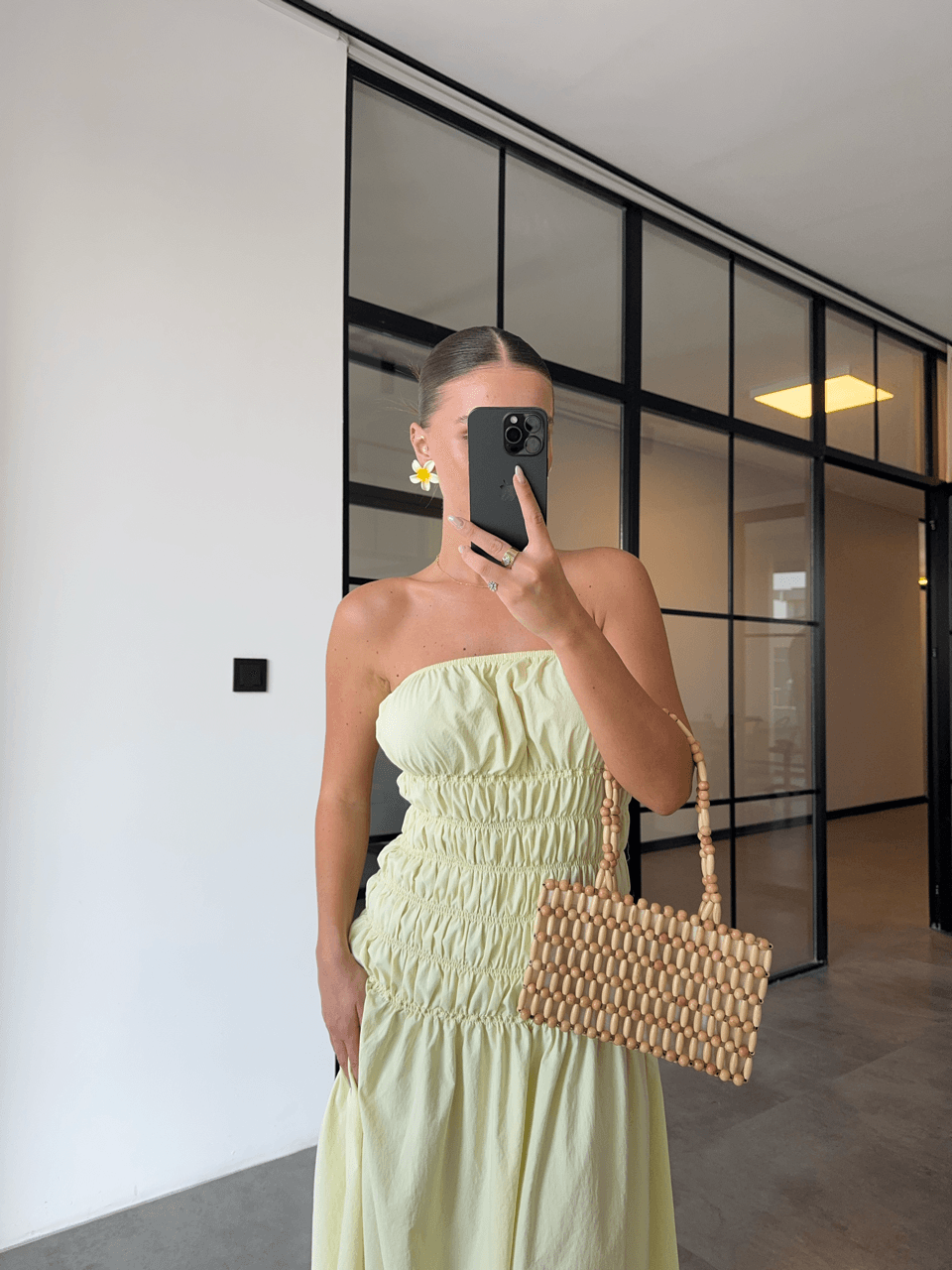 BÜZGÜLÜ STRAPLEZ SARI MAXİ ELBİSE