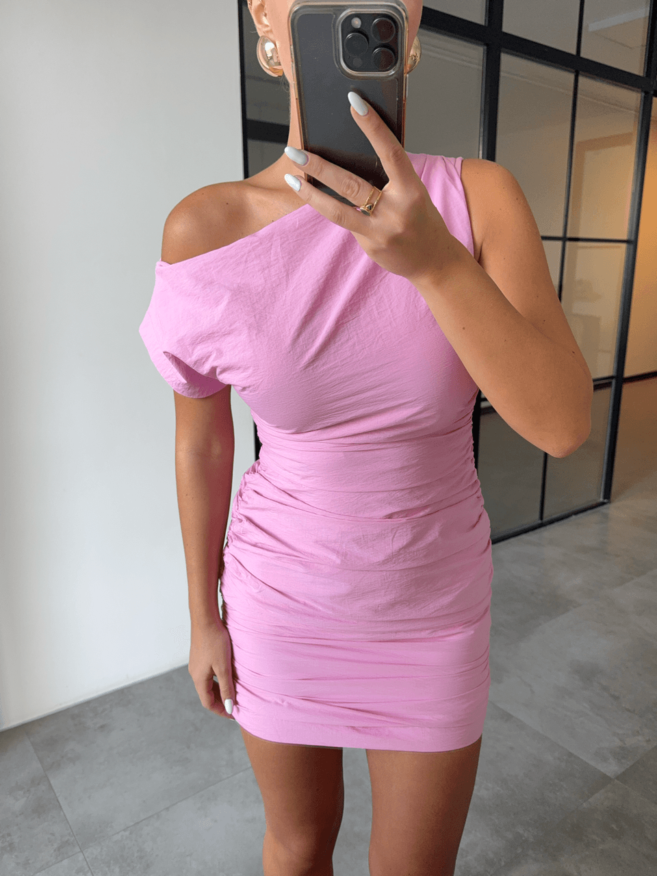 DRAPELİ TEK OMUZ DÜŞÜK PEMBE ELBİSE