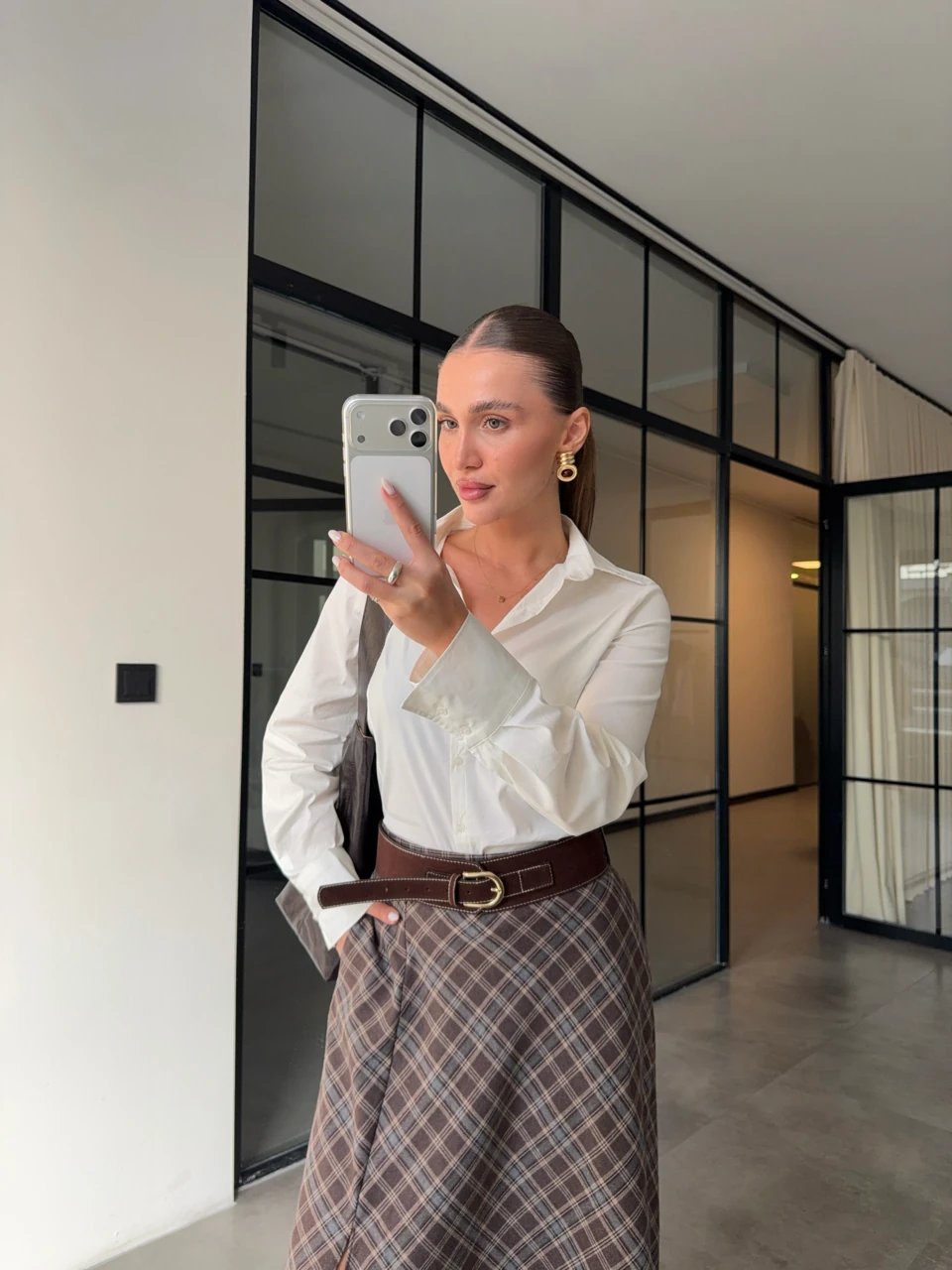 SÜET KEMERLİ YIRTMAÇLI KAHVERENGİ EKOSE ETEK