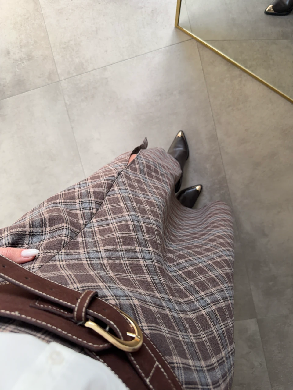 SÜET KEMERLİ YIRTMAÇLI KAHVERENGİ EKOSE ETEK